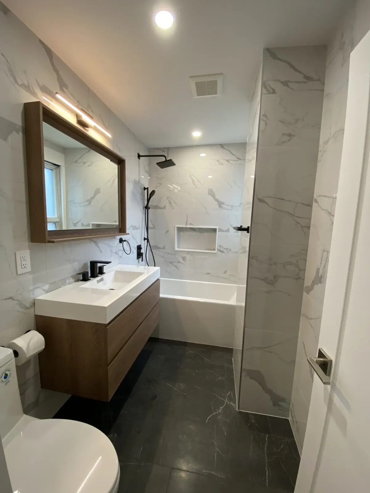 Bathroom in large-format marble with a walnut vanity